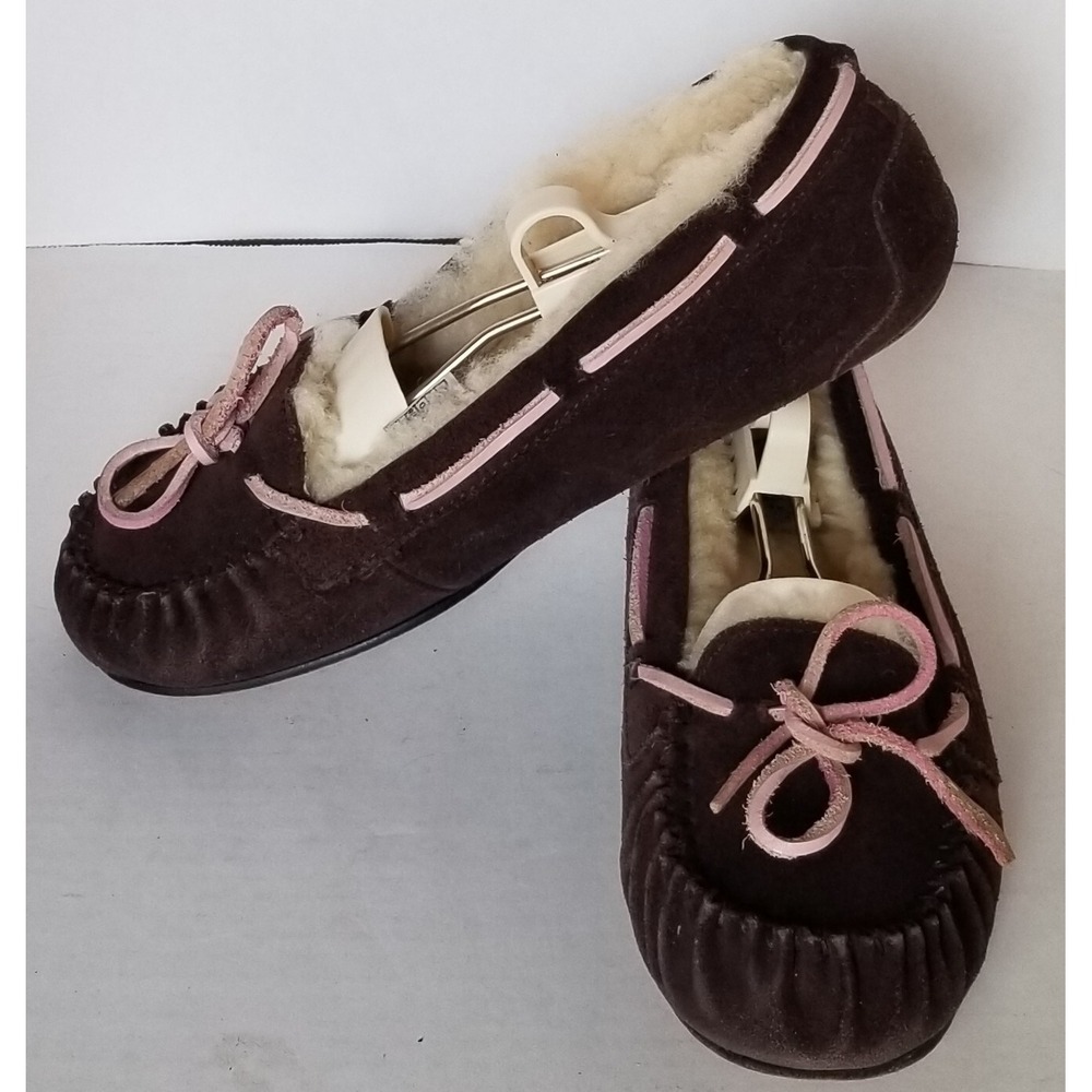 UGG ASTRALIA Womens 8 Brown Suede Dakota Moccasins Slippers S/N 5466 Sheepskin